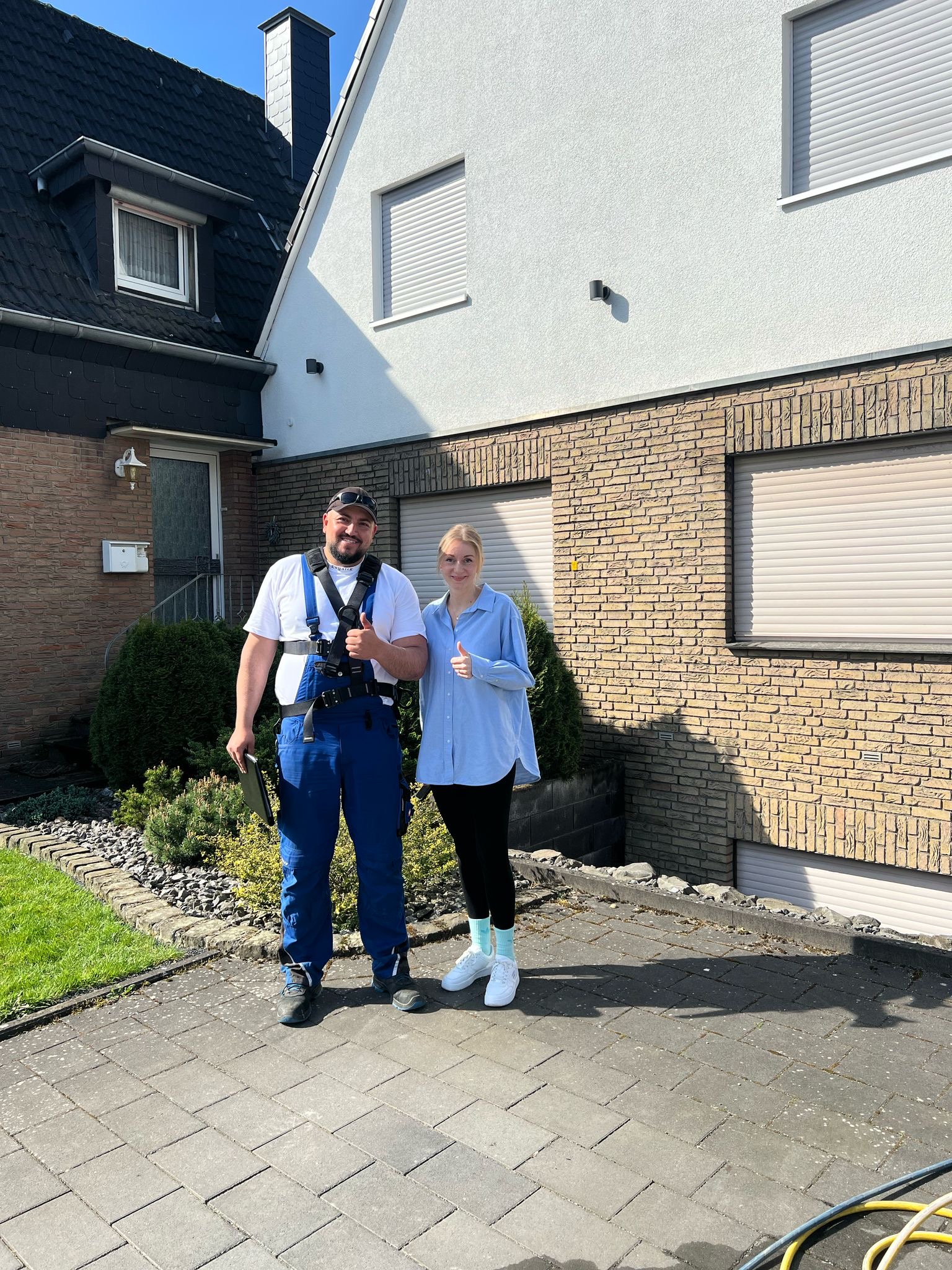 Zufriedene Frau nach schneller Fassadenreinigung