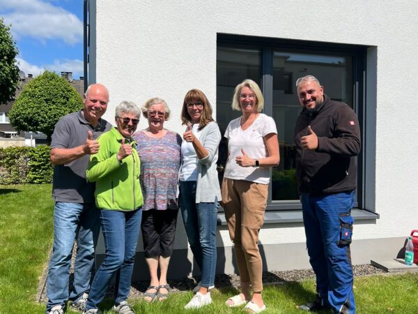 Zufriedene Kunden von Unternehmen nach Fassadenreinigung