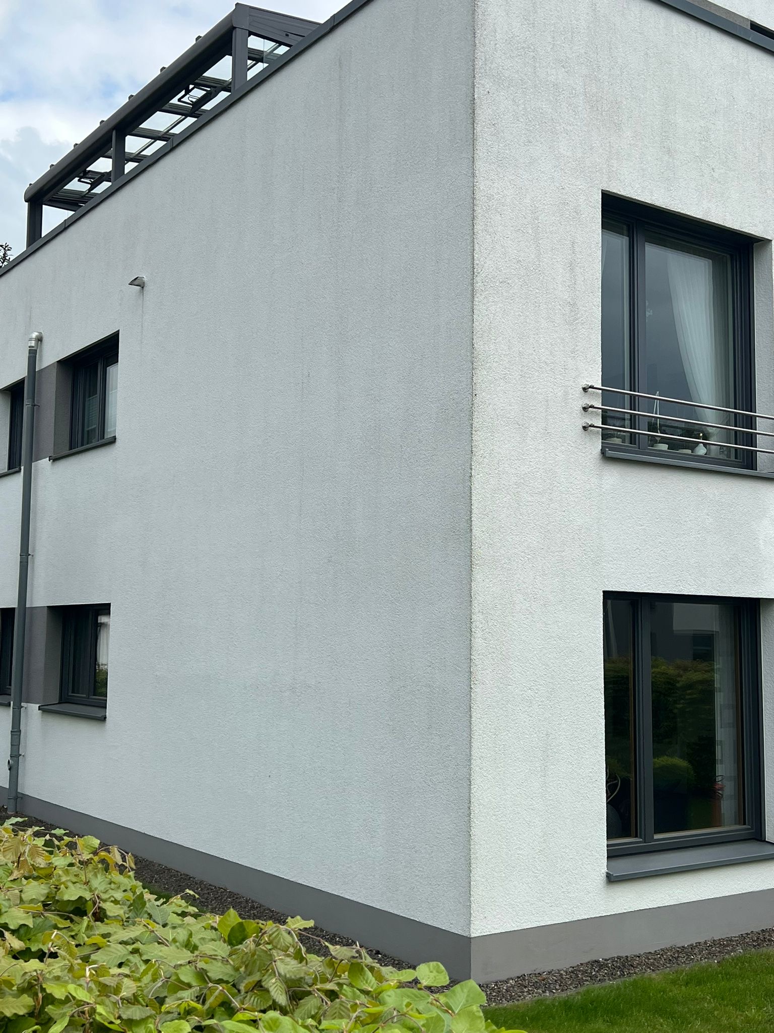 Fassadenreinigung vorher mit Schmutz