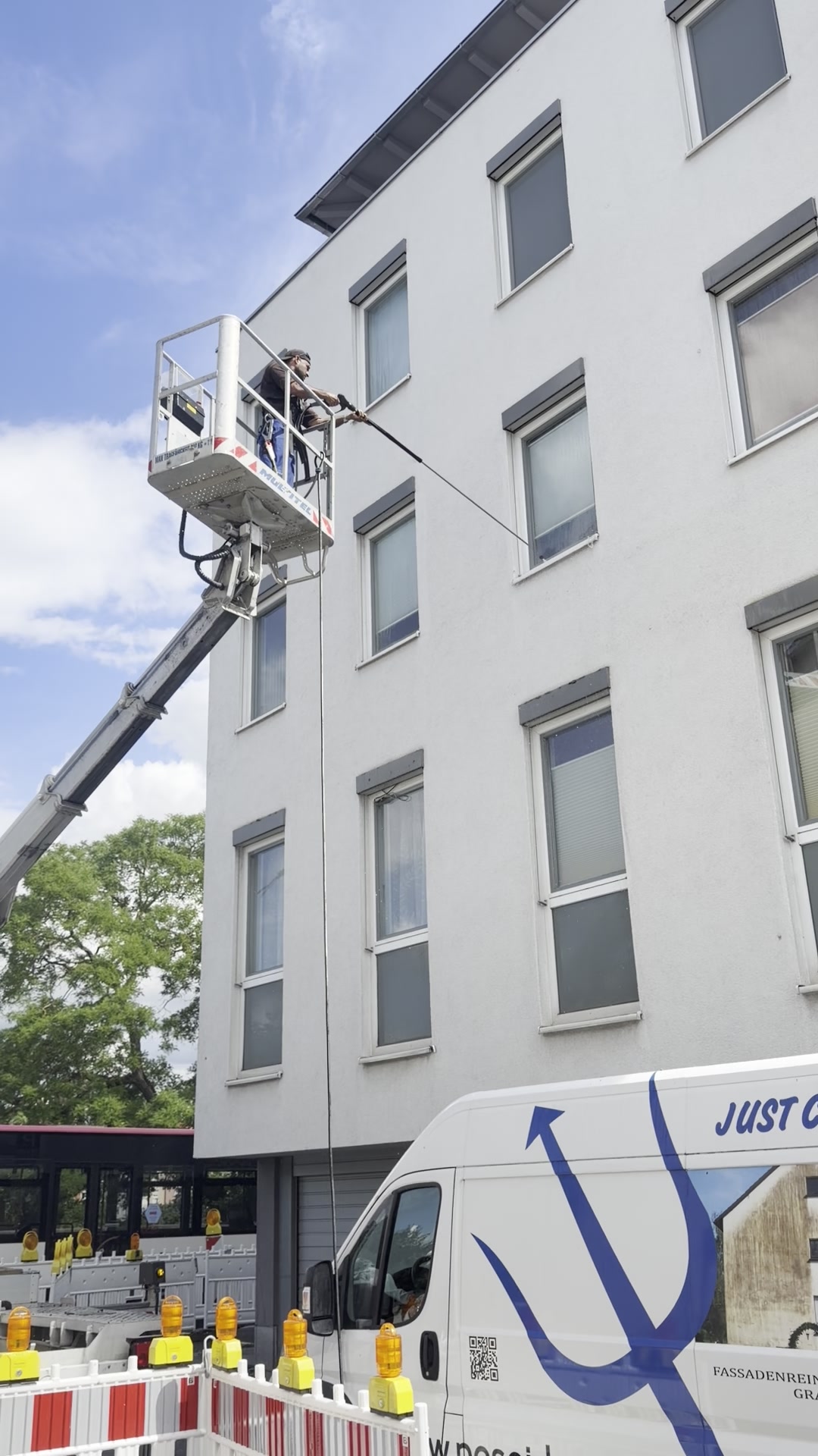 Fassadenreinigung eines Wohnkomplexes in Herten mit Hubarbeitsbühne, ohne Gerüst