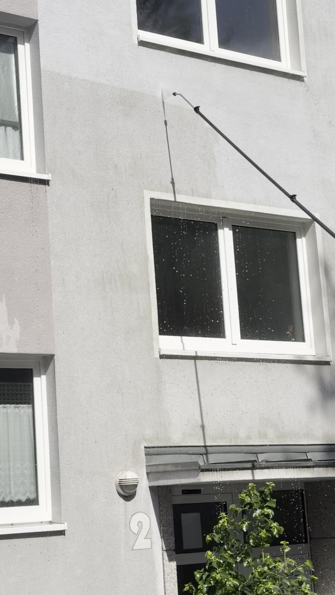 Putzfassade eines Wohnkomplexes in W&uuml;rzburg w&auml;hrend der Reinigung