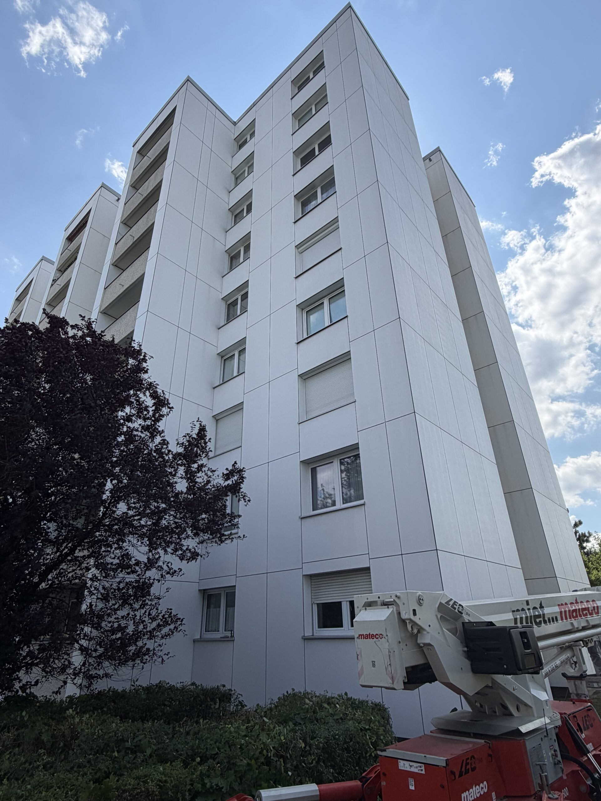 Wohnhochhaus in M&uuml;nchen nach der Fassadenreinigung, Ansicht von unten