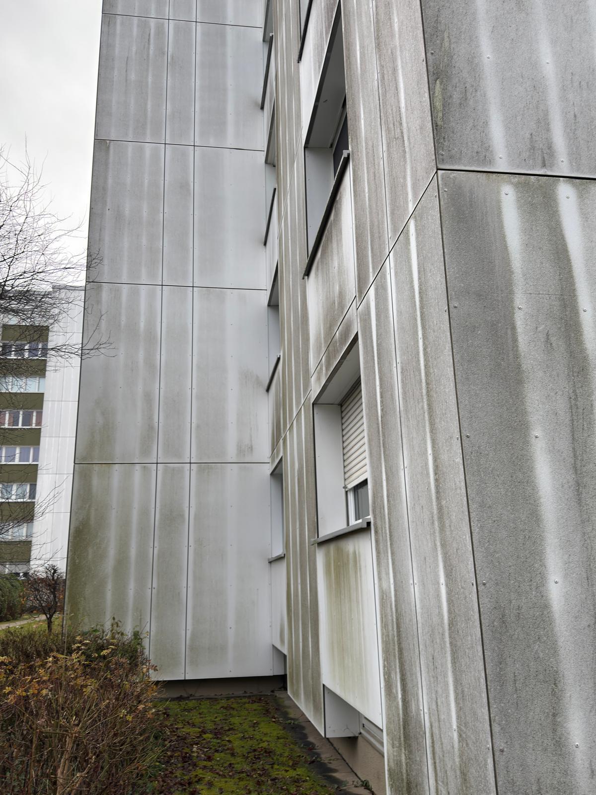 Detail der gereinigten Metallfassade am M&uuml;nchner Wohnkomplex